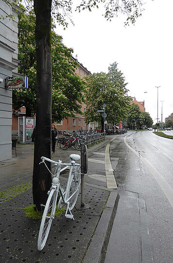 Rosenheimer Straße: Am 5. Dezember 2011 wurde hier eine 23-jährige Radlerin von einem LKW erfasst und überfahren, als sie vom plötzlich endenden Radstreifen auf die Fahrbahn wechseln musste.
