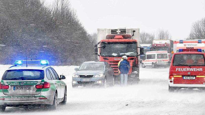 Auf der St. 2580 bei Erding prallte ein Kleinwagen seitlich gegen einen Lkw. Eine Person wurde verletzt, zudem kam es zu einer längeren Totalsperre der Straße.