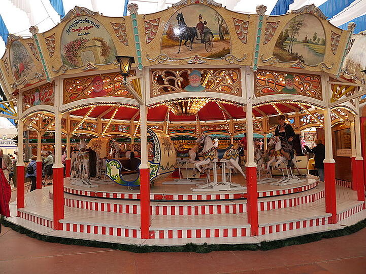 Neben diesem historischen Karussell gehören auch Jahrmarktsorgeln und das Velodrom zum Museumzelt auf der Oidn Wiesn.