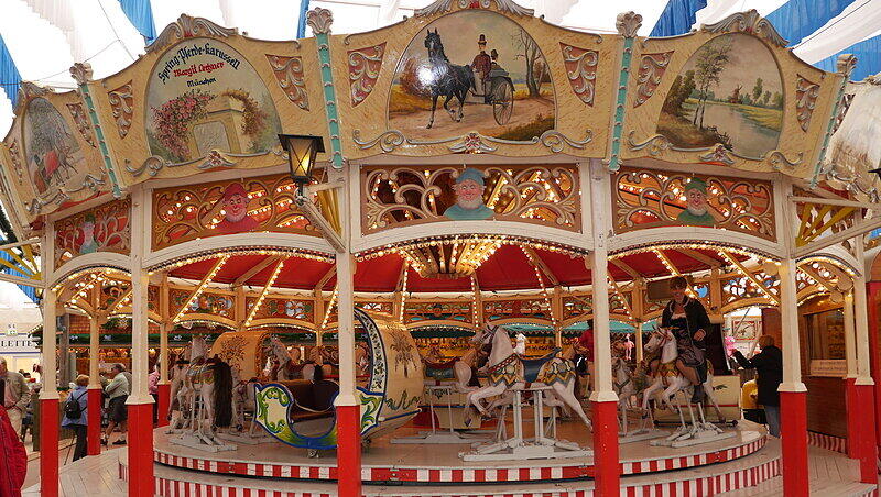 Neben diesem historischen Karussell gehören auch Jahrmarktsorgeln und das Velodrom zum Museumzelt auf der Oidn Wiesn. Neben diesem historischen Karussell gehören auch Jahrmarktsorgeln und das Velodrom zum Museumzelt auf der Oidn Wiesn.
