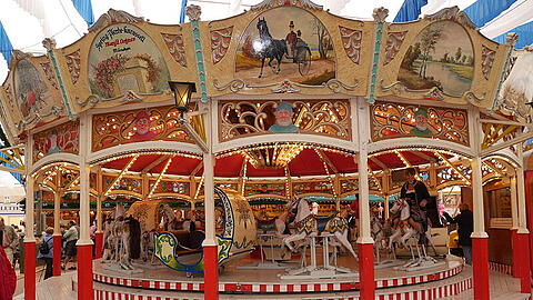 Neben diesem historischen Karussell gehören auch Jahrmarktsorgeln und das Velodrom zum Museumzelt auf der Oidn Wiesn.