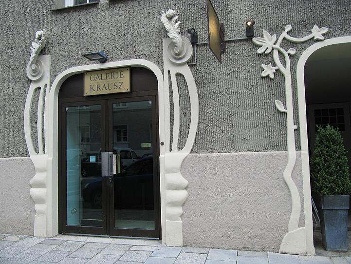 Schnörkel überall: Die Schaufenster dieser Galerie werden von Stuck-Ranken umrahmt.