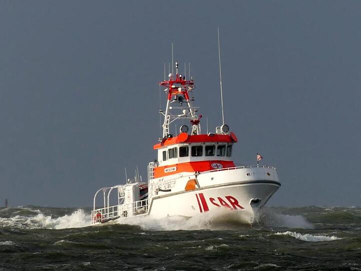 Das Handout der Deutschen Gesellschaft zur Rettung Schiffbrüchiger (DGzRS) zeigt den Seenotrettungskreuzer "Anneliese Kramer" der DGzRS, der heute Nacht im Einsatz war, als sieben polnische Segler von einer Rettungsinsel geborgen wurden.
