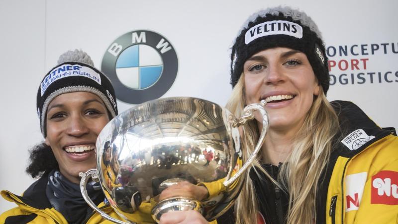 Mariama Jamanka (l) und Annika Drazek bejubeln den Gewinn des WM-Pokals. Mariama Jamanka (l) und Annika Drazek bejubeln den Gewinn des WM-Pokals.