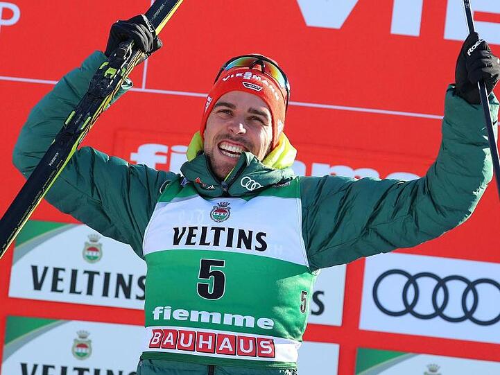 Johannes Rydzek jubelt über seinen Sieg in Val di Fiemme.