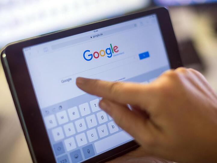 Google hat die Suchanfragen der vergangenen Woche ausgewertet - die Einführung einer Maskenpflicht macht sich darin deutlich bemerkbar.