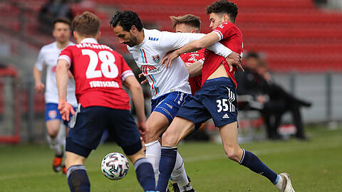 Adriano Grimaldi (Uerdingen) und Alexander Fuchs (Unterhaching) im Zweikampf.