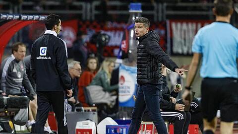 Der Nürnberger Trainer Robert Klauß (r) diskutiert am Spielfeldrand mit dem 4. Offiziellen Schiedsrichter.