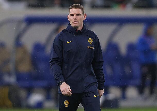 Anthony Barry arbeitet auch als Co-Trainer der portugiesischen Nationalmannschaft. Anthony Barry arbeitet auch als Co-Trainer der portugiesischen Nationalmannschaft.