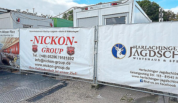 Hinter dieser Sichtschutzwand beim Hofbräu-Zelt soll der Gast aus den Niederlanden von einem Sicherheitsmann geschlagen worden sein.