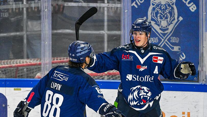 Joshua Samanski (r) spielt in der kommenden Saison in der NHL bei den Edmonton Oilers.