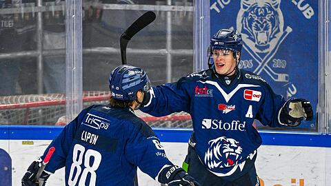 Joshua Samanski (r) spielt in der kommenden Saison in der NHL bei den Edmonton Oilers.