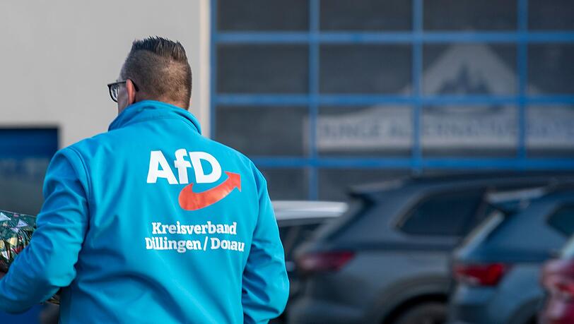 Ein Mann mit AfD-Jacke ist auf dem Weg zur Gr&uuml;ndung der bayerischen Generation Deutschland.