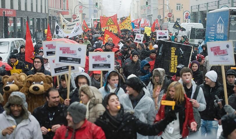 Tausende Azubis demonstrierten am Mittwoch für eine befristete Übernahme nach ihrer Ausbildung.