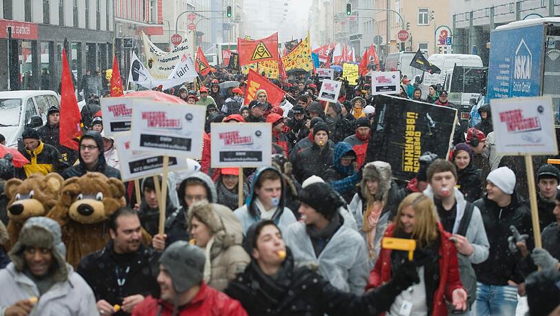Tausende Azubis demonstrierten am Mittwoch für eine befristete Übernahme nach ihrer Ausbildung. Tausende Azubis demonstrierten am Mittwoch für eine befristete Übernahme nach ihrer Ausbildung.