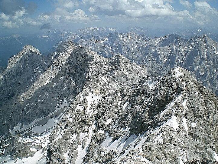 Blick von der Zugspitze Richtung Alpspitze