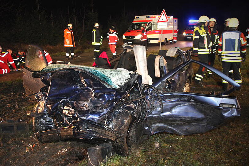Am Sonntagmorgen kam es auf der B388 zu einem schrecklichen Autounfall. Der 31-jährige Unfallverursacher erlag in einem Münchner Krankenhaus seinen Verletzungen. Die fünf Insassen des anderen Pkw wurden schwer verletzt.