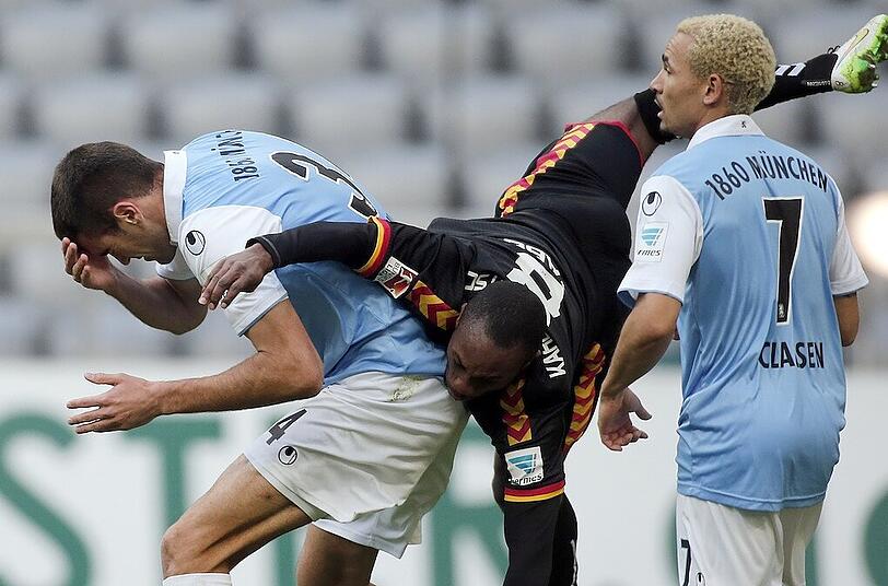 Der Zusammenstoß: In einem Kopfballduell krachen Fejsal Mulic (li.) und KSC-Spieler Reinhold Yabo in der Luft zusammen.