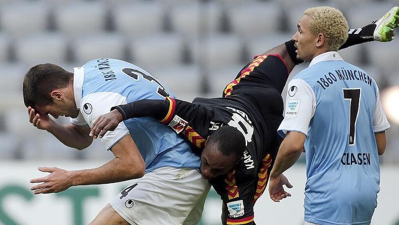 Der Zusammenstoß: In einem Kopfballduell krachen Fejsal Mulic (li.) und KSC-Spieler Reinhold Yabo in der Luft zusammen. Der Zusammenstoß: In einem Kopfballduell krachen Fejsal Mulic (li.) und KSC-Spieler Reinhold Yabo in der Luft zusammen.