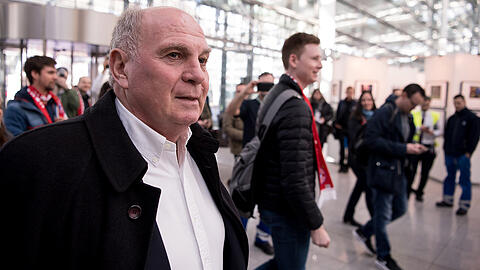 Uli Hoeneß gab sich beim Abflug aus München optimistisch.