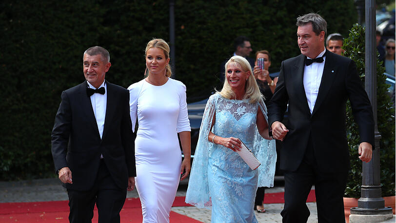 Markus Söder (CSU - r.), Ministerpräsident von Bayern, seine Frau Karin (2.v.r.), Andrej Babis (l.), Ministerpräsident von Tschechien und seine Frau Monica.