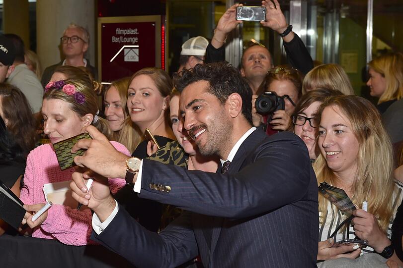 Elyas M'Barek macht Selfies mit den Fans