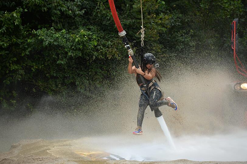 Während der Challenge. So schön reitet nur Ela auf dem Feuerwehrschlauch.