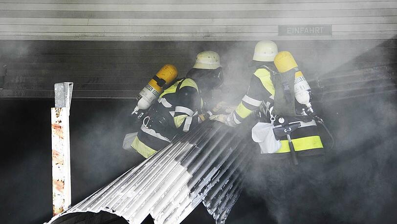 In Milbertshofen brannten zehn Autos in einer Tiefgrage. Es entstand ein enormer Sachschaden. In Milbertshofen brannten zehn Autos in einer Tiefgrage. Es entstand ein enormer Sachschaden.