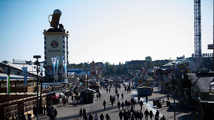 Blauer Himmel über München am ersten Wiesn-Samstag. Nächste Woche wird ein Sonne-Wolken-Mix erwartet.