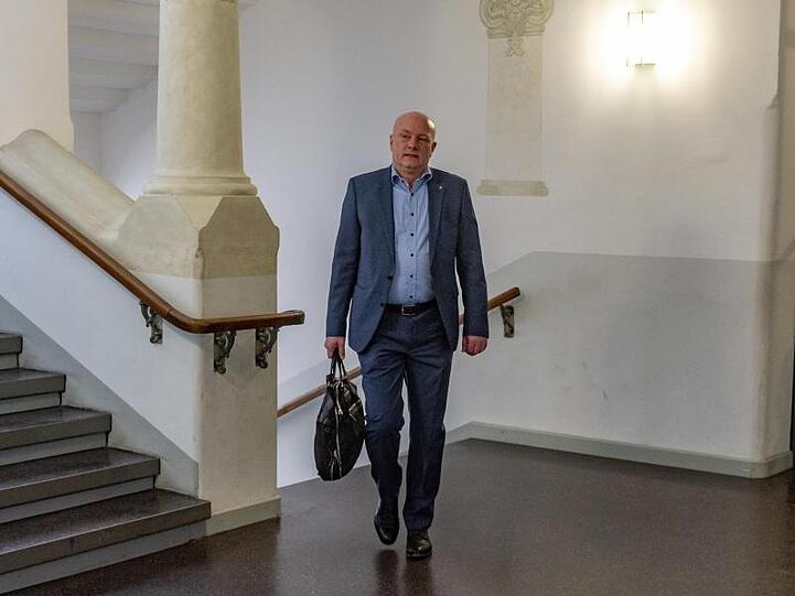 Joachim Wolbergs (SPD), suspendierter Regensburger Oberbürgermeister, im Landgericht Regensburg. Foto: Armin Weigel/Archivbild