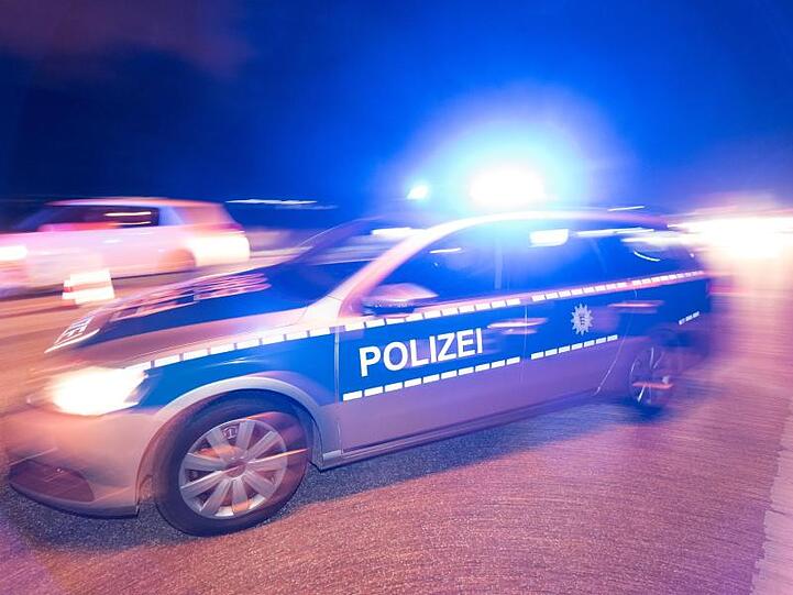 Ein Polizeifahrzeug steht während einer Verkehrskontrolle mit Blaulicht auf der Straße. Foto: Patrick Seeger/Archiv