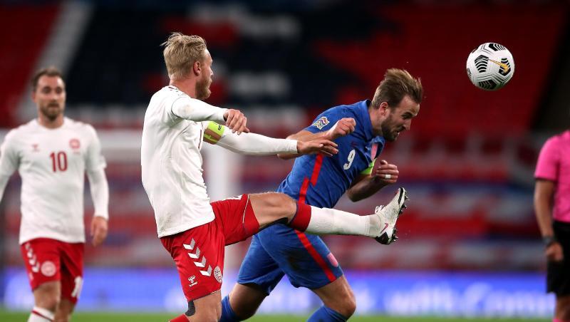 Englands Harry Kane (r) kommt vor dem Dänen Simon Kjaer an den Ball.