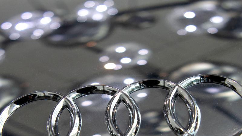 Das Audi-Logo mit den vier Ringen ist auf der Motorhaube eines Audi R8 5.2 quattro zu sehen.