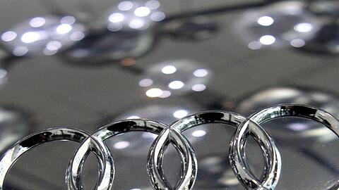 Das Audi-Logo mit den vier Ringen ist auf der Motorhaube eines Audi R8 5.2 quattro zu sehen.