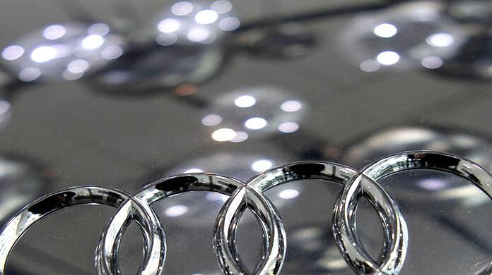 Das Audi-Logo mit den vier Ringen ist auf der Motorhaube eines Audi R8 5.2 quattro zu sehen.