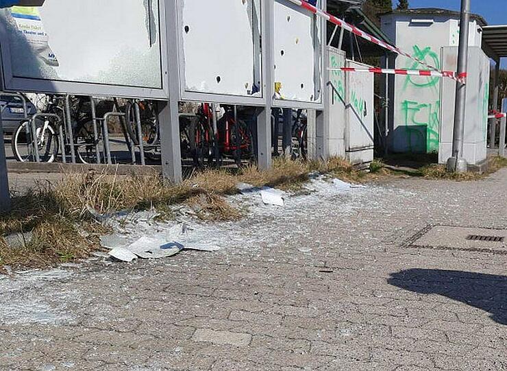 Scherben am Bahnsteig.
