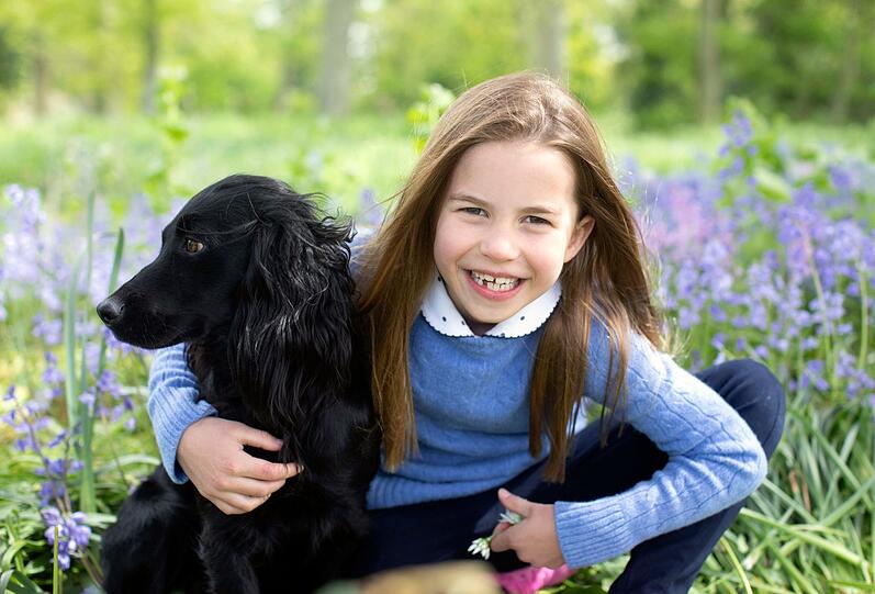 Platz 4: Princess Charlotte of Cambridge. Die britische Prinzessin zusammen mit dem früheren Familienhund.
