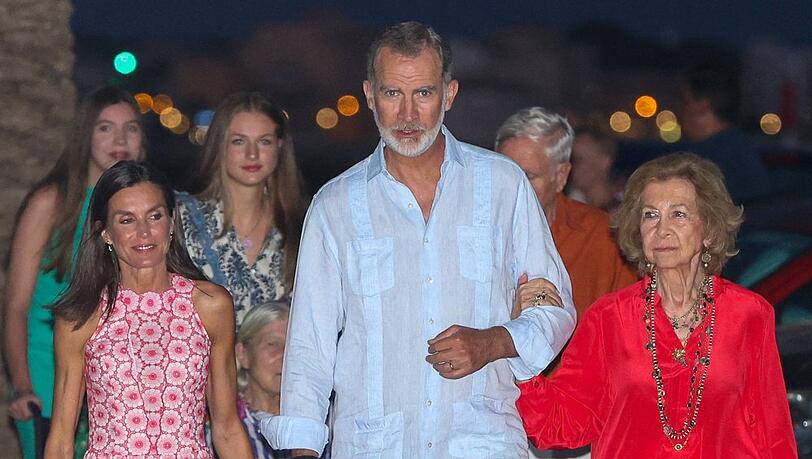 Entspannter Bummel: Königin Letizia, König Felipe und seine Mutter Sophia führten die Königsfamilie auf dem Weg zum Restaurant "Mia" an.
