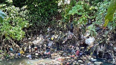 Kaum noch identifizierbarer Unrat treibt vielerorts im Fluss Citarum.