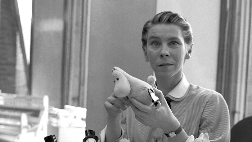 Tove Jansson mit ihren Figuren.