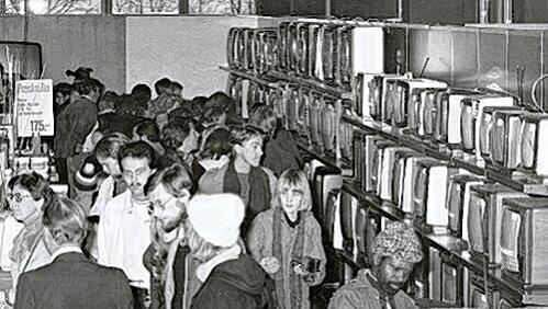 Ansturm auf den weltweit ersten Media Markt im Euroindustriepark Ansturm auf den weltweit ersten Media Markt im Euroindustriepark