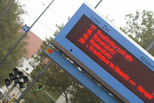 Viele Trambahnen stoppten wegen des Unfalls schon am Hauptbahnhof. Pendler mussten auf Ersatzbusse oder -taxen ausweichen. (Symbolbild).