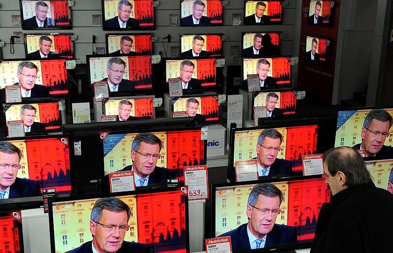 Bundespräsident Christian Wulff will ungeachtet des anhaltenden Drucks in der Kredit- und Medienaffäre nicht zurücktreten: &bdquo;Ich nehme meine Verantwortung wahr.&ldquo;