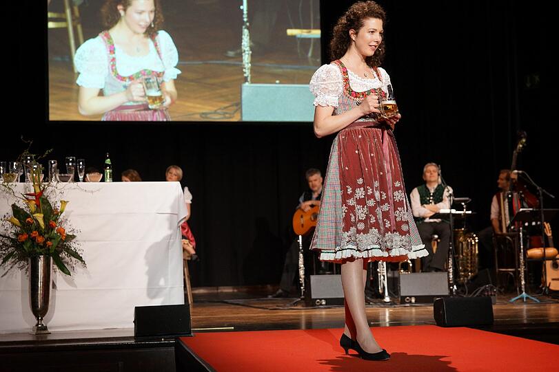 Hier weiß sie noch nichts von ihrem Glück: Maria Krieger antwortet auf die Fragen der Jury.