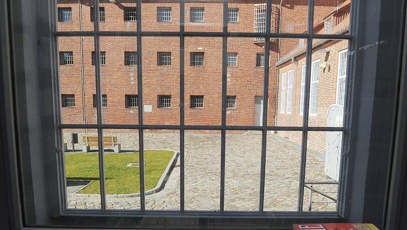 Leben hinter Gittern: Liebe zwischen JVA-Beamten und Häftlingen ist verboten. Leben hinter Gittern: Liebe zwischen JVA-Beamten und Häftlingen ist verboten.