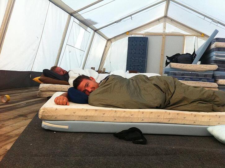 Die Unterkünfte in den 18 Zelten und 30 Containern sind eher spartanisch eingerichtet.