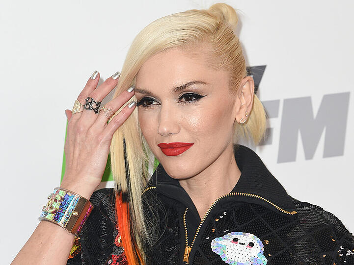 Sängerin Gwen Stefani (45) setzt auf Nägel in silber. Metallic-Farben sind auch dieses Jahr im Trend