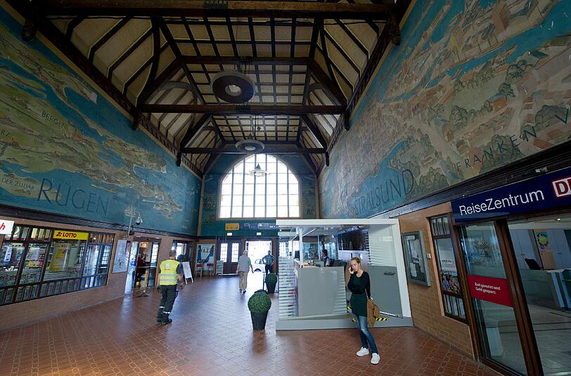 1935 erhielt die Empfangshalle im Hauptbahnhof Stralsund eine großformatige farbige Darstellung Stralsunds und der Insel Rügen aus der Vogelperspektive. Foto: Stefan Sauer