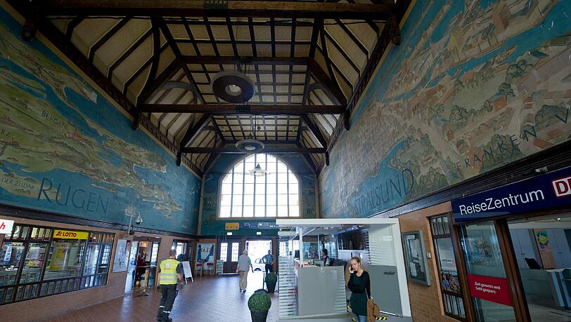1935 erhielt die Empfangshalle im Hauptbahnhof Stralsund eine großformatige farbige Darstellung Stralsunds und der Insel Rügen aus der Vogelperspektive. Foto: Stefan Sauer 1935 erhielt die Empfangshalle im Hauptbahnhof Stralsund eine großformatige farbige Darstellung Stralsunds und der Insel Rügen aus der Vogelperspektive. Foto: Stefan Sauer