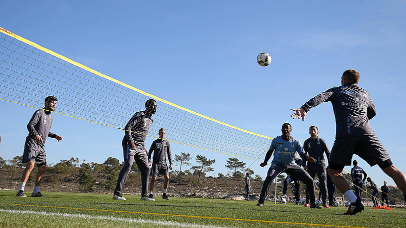 Vor der Trainingseinheit am Mittwoch spielten die Löwen im Fußball-Tennis-Turnier gegeneinander. Die Bilder.